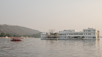 Obraz premium City Palace and Pichola Lake in Udaipur, India