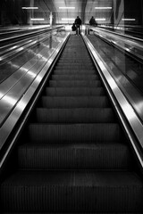 Rolltreppe zur U-Bahn in Düsseldorf in schwarz-weiß