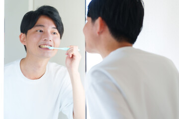 歯ブラシで歯を磨く男性