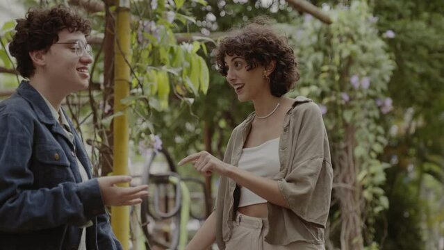 Duas mulheres conversando, caminhando no parque. Cinematico 4k.