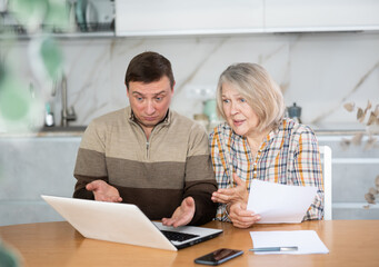 Obraz premium Male agent showing presentation and making offer to old woman