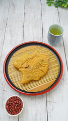 和菓子の鯛焼きと小豆と緑茶