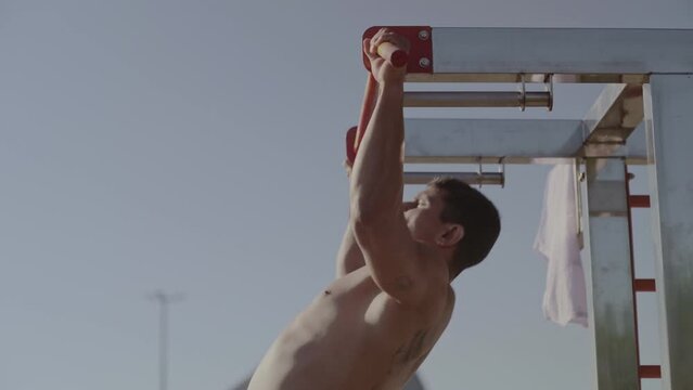 Jovem forte fazendo exercicios ao ar livre no Rio de Janeiro, Brasil. Cinematico 4k.
