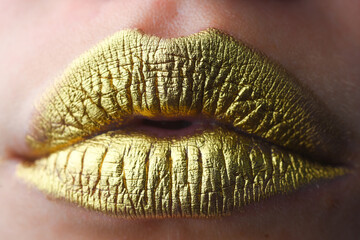 Close up woma face with gold lips. Gold paint on mouth. Golden lips. Luxury gold lips make-up. Golden lips with creative metallic lipstick. Gold metal lip. Sensual woman mouth, clse up, macro. - obrazy, fototapety, plakaty