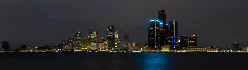 Fototapeta na wymiar Detroit skyline at dusk viewed from Windsor, ON