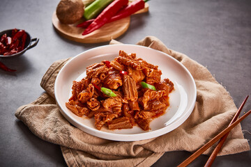 Spicy and delicious seasoned tripe plate production cut