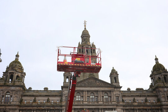 crane lift in front of glasgow city chambers