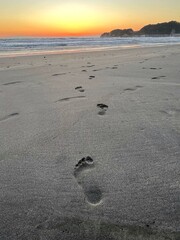 砂浜の足跡、砂浜を歩いた跡、砂浜についた裸足の後、素足で歩いた跡、由比ヶ浜海岸の足跡、海岸の足跡