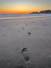 砂浜の足跡、砂浜を歩いた跡、砂浜についた裸足の後、素足で歩いた跡、由比ヶ浜海岸の足跡、海岸の足跡