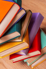 Rough pile of books in covers of various colors - 695671910