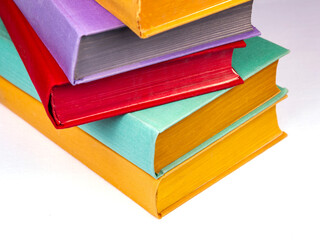Rough pile of books in covers of various colors - 695671911