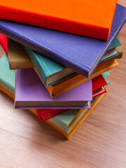 Rough pile of books in covers of various colors - 695671922