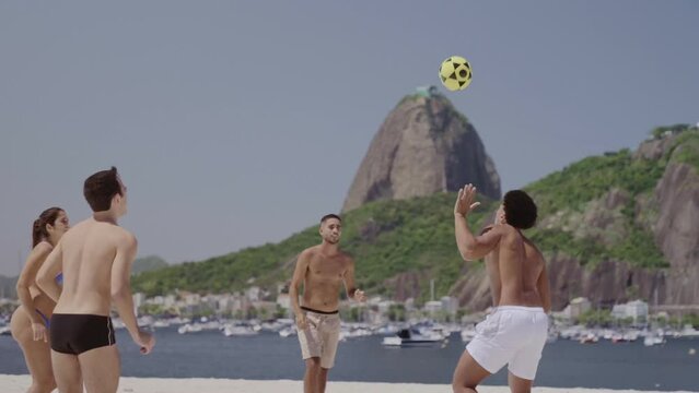 Grupo de jovens jogando altinha no Rio de Janeiro. Jogo tipico Carioca onde a bola nao pode tocar o chao. Cinematico 4k.
