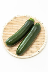 白背景にズッキーニ