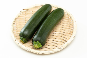 白背景にズッキーニ