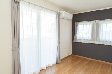 グレーの壁がある部屋