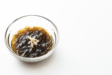 白背景にモズク酢