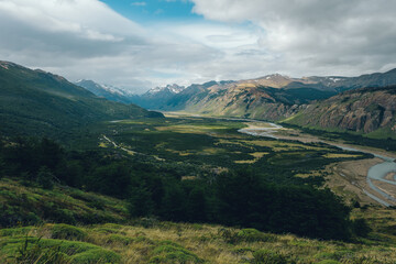 Obraz premium photo of the city of el chalten near fitzroy mountain