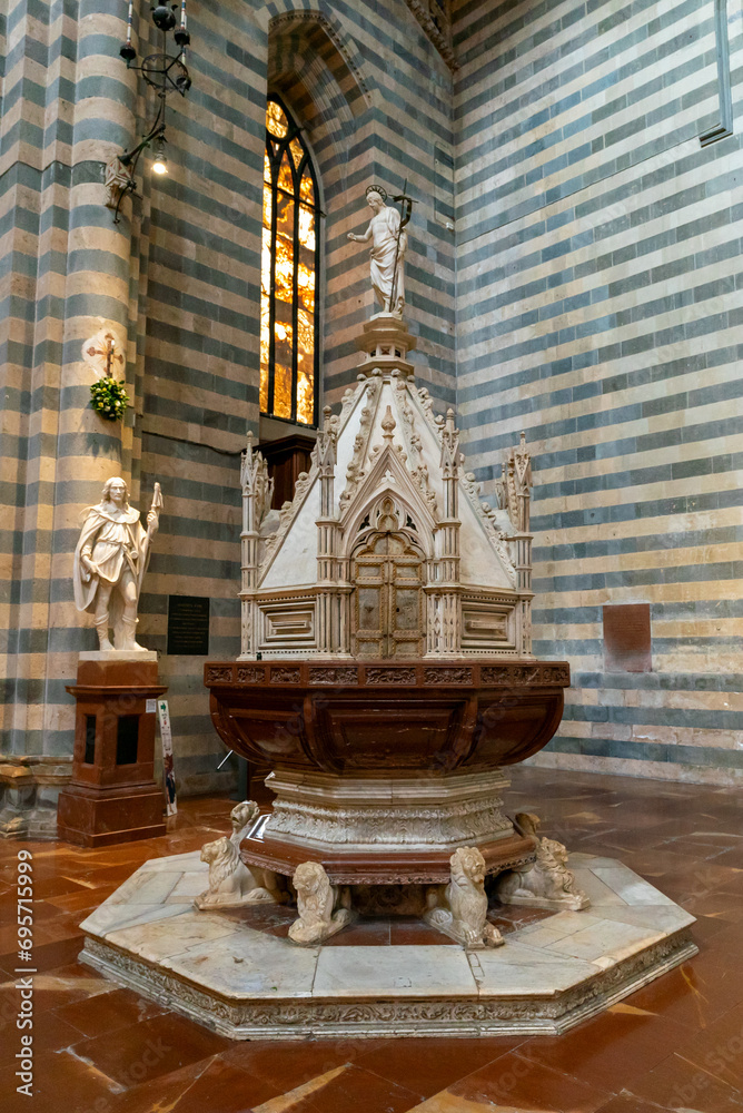 Sticker Orvieto, Italy - 18 November, 2023: side chapel and altar in the hsitoric Orvieto Cathedral