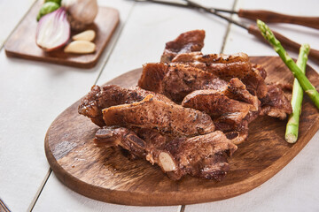 The lateral axis rib is placed on a wooden cutting board