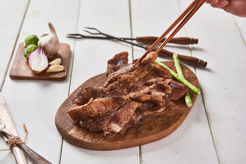 The lateral axis rib is placed on a wooden cutting board