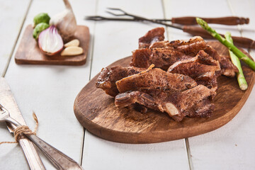 The lateral axis rib is placed on a wooden cutting board