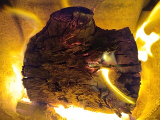 Brennender Holzscheid im Ofen