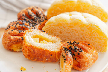 さつまいもデニッシュとメロンパン