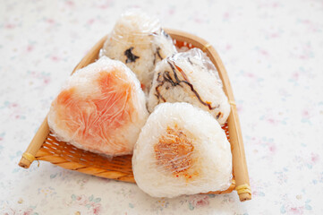 ラップに包んだおにぎり