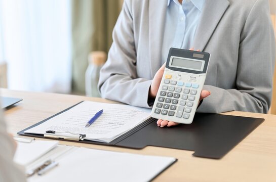 様々な商品の見積もりを出すビジネスウーマン