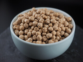 도자기 그릇에 담긴 신선한 유기농 콩, 병아리콩