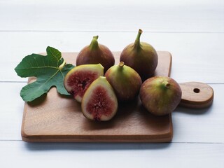 カッティングボードにのったイチジク
