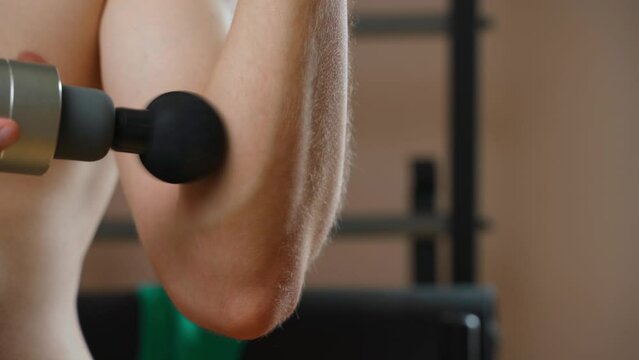 Self-treatment of medial epicondylitis with a percussion massager. Elbow pain after guy's workout