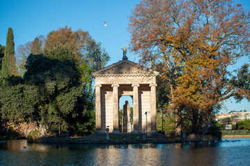 Monument dans la Villa Borghèse à Rome en automne
