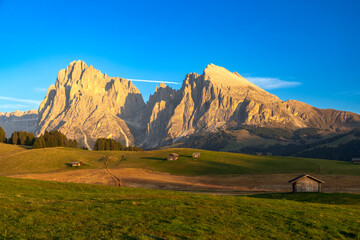 Blick über die Seiser Alm, Alpe di Siusi, Südtirol im goldenen Abendlicht