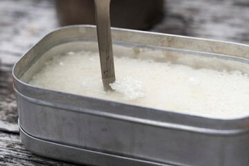 手作りのおいしいアウトドア料理【白米の水を計るシーン】