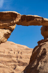 arco di roccia nel deserto Wadi Rum, Giordania