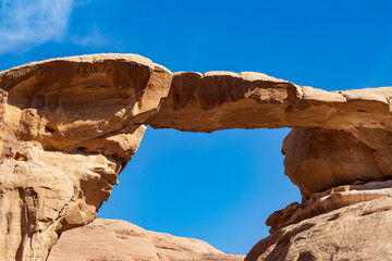 arco di roccia nel deserto Wadi Rum, Giordania - obrazy, fototapety, plakaty
