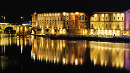 Centre-ville de Toulouse, sur les rives de la Garonne, illumin&eacute; de nuit