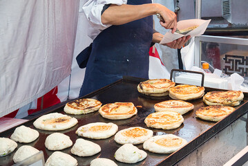お祭りなどのイベントの時にだけ出店される、様々な食べ物やおもちゃの屋台
