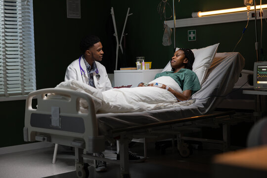 Doctor with a foder discusses the diagnosis and the importance of following the treatment with their patient.