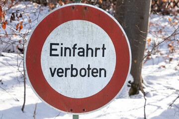 Schild verbietet die Einfahrt
