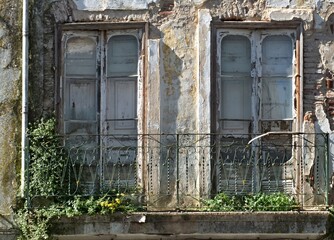 Fototapeta na wymiar Old traditional house facade in the Alentejo region in Portugal