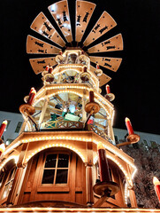 Weihnachten, Pyramide, Weihnachtspyramide, Pyramidenfl&uuml;gel, Gl&uuml;hwein, Weihnachtsmarkt, Kerzen, Weihnachtskerze, Pyramidenkerzen, Gl&uuml;hbier, Dezember, Winter, Weihnachtsfeiertage, Advent, Weihnachtsfest