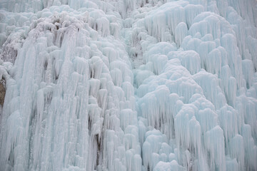 Obraz premium Winter scenery of a frozen waterfall 