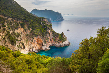 Wybrzeże Korfu, piękny widok  na lazurowe morze, skały i klify - obrazy, fototapety, plakaty