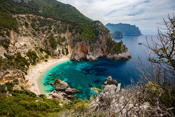 Wybrzeże Korfu, zatoka, piękny widok na lazurowe morze, skały i klify