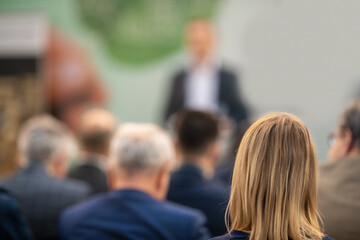 Obraz premium A captivated audience sits attentively, engrossed in a dynamic green energy seminar.