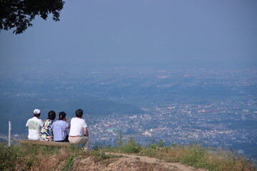 展望台で団らんする家族