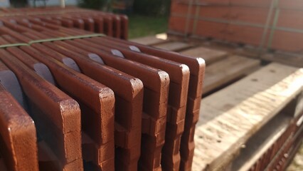 Creaton Biberschwanzdach - Weinrote Dachziegel